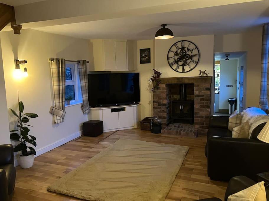 Woodbine Cottage-Part Of Alton Cottages Екстериор снимка